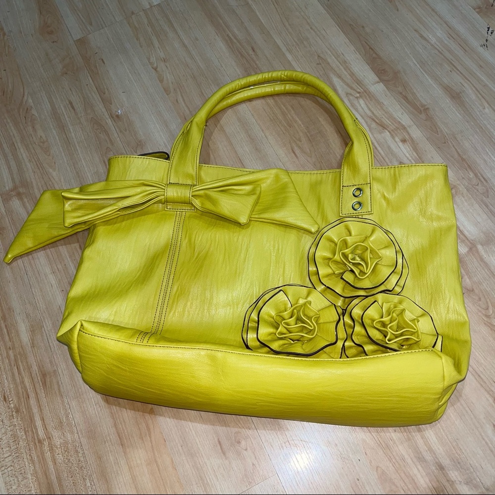 City life USA mustard yellow purse
